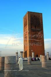 Image du Maroc Professionnelle de  Le Minaret et quelques colonnes de la mosquée (Tour Hassan) qui fît construite à la fin du XIIe siècle par le Sultan Yacoub el Mansour (dynastie Almohade) désireux de construire la plus grande mosquée du monde doté de 400 colonnes, la construction n’a pas été achevé suite à la mort du sultan en 1199, La tour Hassan est le symbole de Rabat son esplanade abrite le Mausolée Mohammed V de Rabat, Jeudi 15 Février 2007. (Photo / Abdeljalil Bounhar)